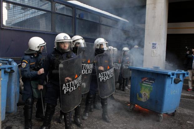 Δύο συλλήψεις και οκτώ προσαγωγές για τις επιθέσεις σε διμοιρία των ΜΑΤ